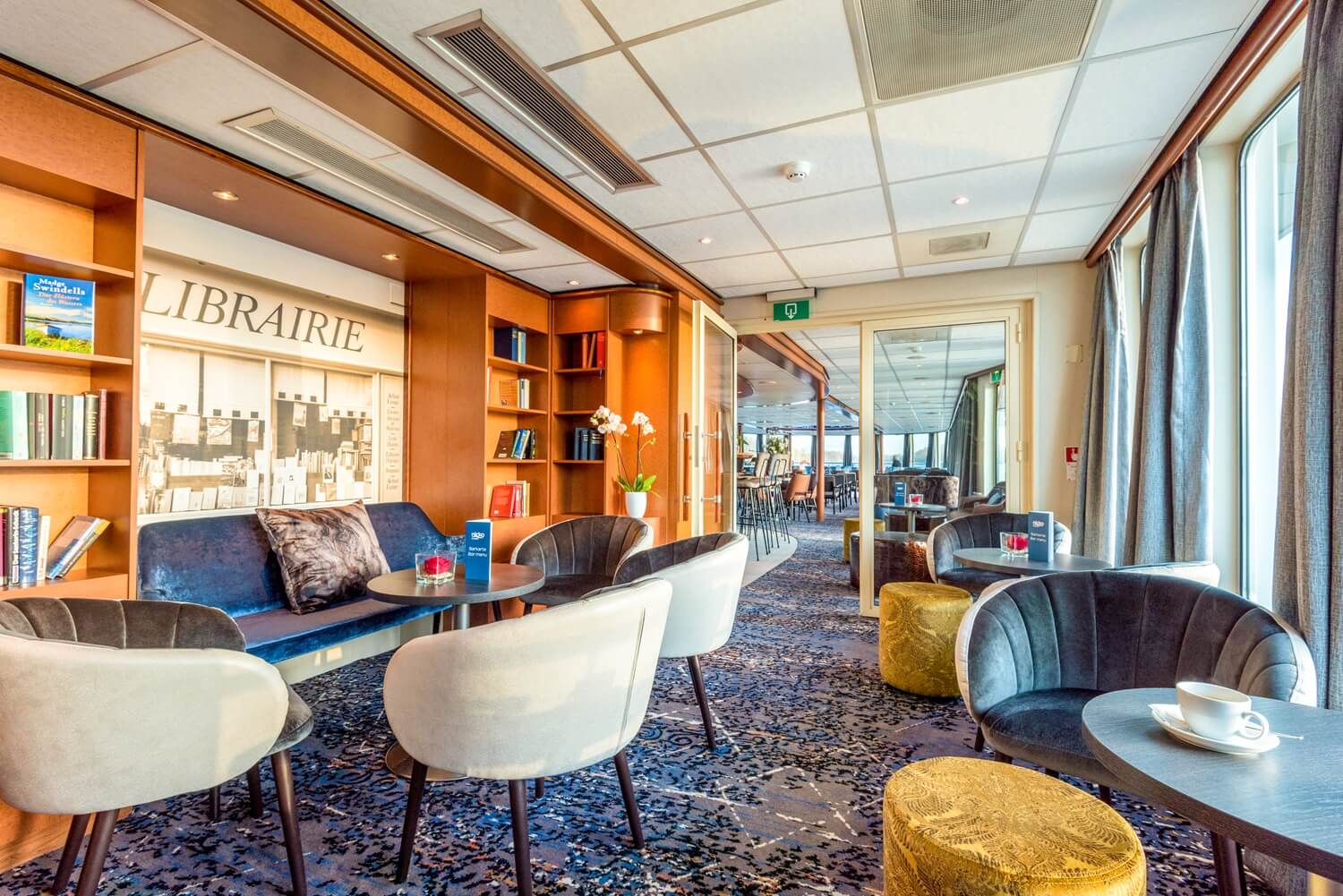 ADAC Reisebüro Robertz Gruppenreisen 2026 | Malerisches Südfrankreich mit nicko cruises - Bibliothek an Bord des Bijou du Rhône